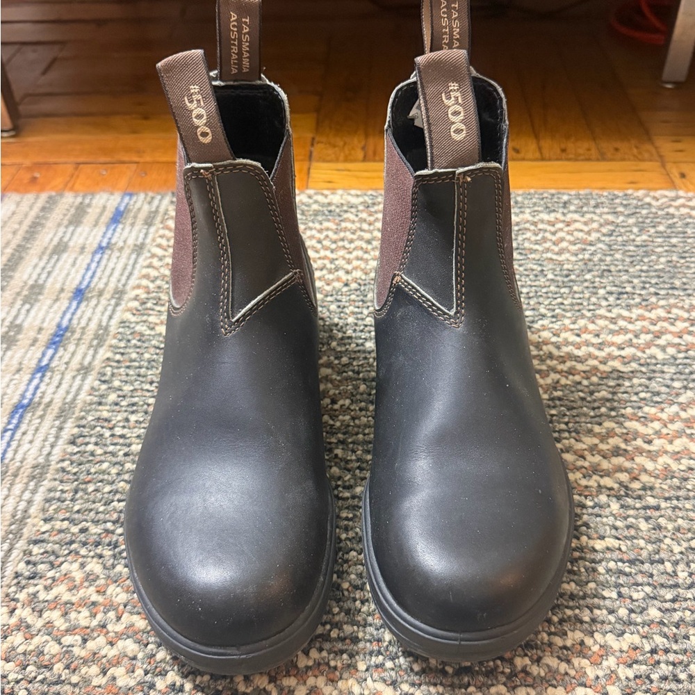 brown blundstones; unisex; 6 mens/8 womens